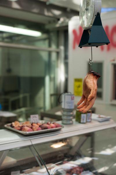 英建搞怪"人类屠宰场":牲畜肉做成人体部分